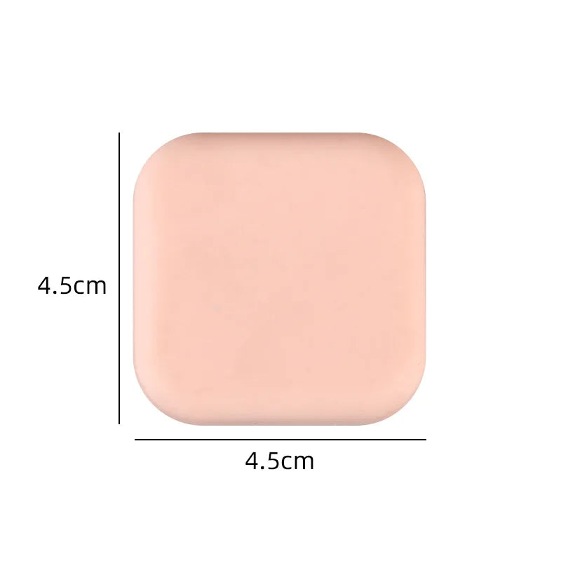 Butée de porte carrée en silicone rose, dimensions 4.5 x 4.5 x 1.8 cm, souple, résistante et autocollante — idéale pour amortir les chocs.