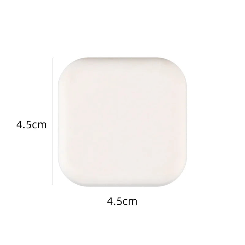 Butée de porte carrée en silicone blanc, dimensions 4.5 x 4.5 x 1.8 cm, souple, résistante et autocollante — idéale pour amortir les chocs.
