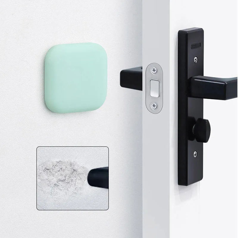 Butée de porte en caoutchouc vert menthe, épaisse et rectangulaire, dimensions 4,5 × 4,5 × 1,8 cm, fixée près de la poignée pour amortir les chocs.
