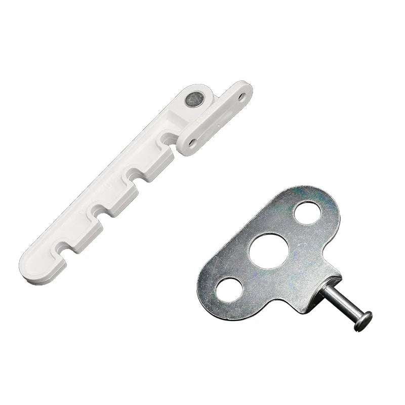 Système de verrouillage simple et robuste pour fenêtre, composé de 2 pièces : bras en plastique à crans et plaque métallique de fixation