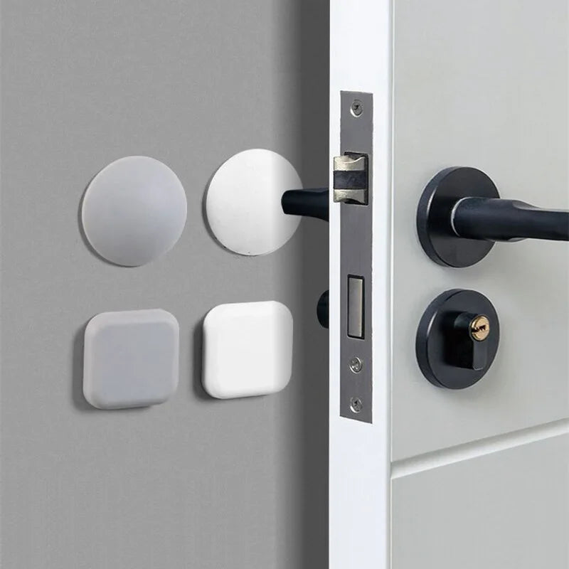 Butée de porte carrée adhésive fixée sur le cadre d’une porte, près du mécanisme de verrouillage — protège contre les chocs et les rayures.