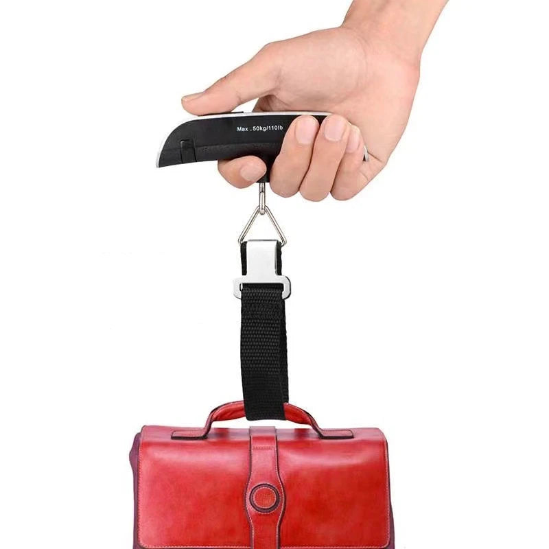 Pèse-bagage numérique capable de mesurer jusqu’à 50 kg, idéal pour tous types de bagages — du petit sac cabine aux grandes valises. Compact, fiable et facile à utiliser pour voyager sans surprise à l’aéroport.