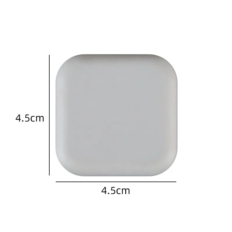 Butée de porte carrée en silicone gris, dimensions 4.5 x 4.5 x 1.8 cm, souple, résistante et autocollante — idéale pour amortir les chocs.