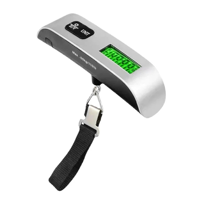 Pèse-bagage numérique avec anneau de suspension, écran LCD rétroéclairé et sangle de fixation. Léger (82 g), solide et compact, il permet de peser jusqu’à 50 kg — idéal pour tous types de bagages, du sac cabine à la grande valise.