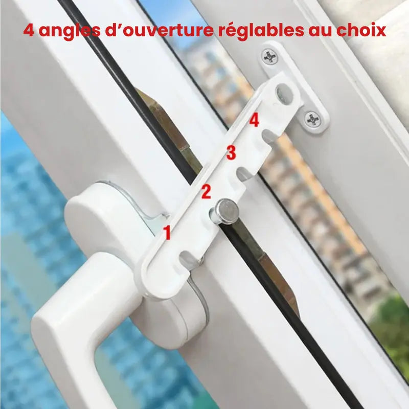 Verrou de fenêtre blanc installé sur cadre PVC, avec réglage d’ouverture en 4 niveaux