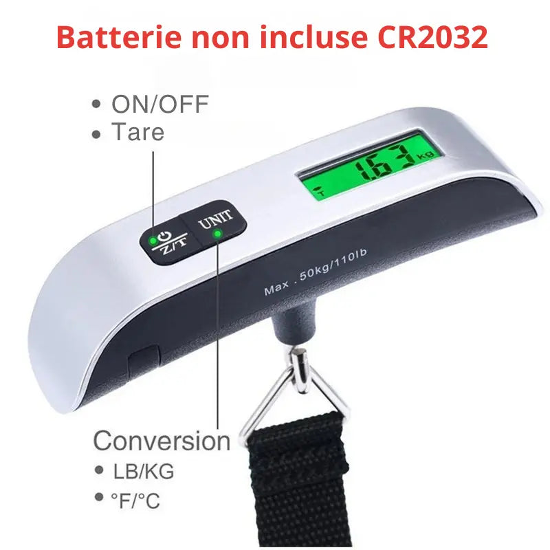 Pèse-bagage numérique avec écran LCD affichant 16,3 kg. Doté de boutons ON/OFF, TARE et conversion d’unités (LB/KG, °F/°C). Sangle de fixation incluse. Batterie CR2032 non fournie. Idéal pour peser vos valises avec précision avant le départ.