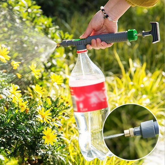 Pulvérisateur manuel haute pression avec buse réglable, fixé sur une bouteille plastique recyclée – idéal pour l’arrosage du jardin, les fleurs et les outils agricoles.