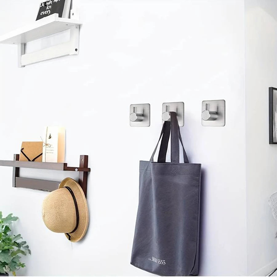 Crochets muraux adhésifs en acier inoxydable, multi usages. Design moderne et épuré, utilisés pour suspendre un sac, un chapeau. Conviennent à la salle de bain, cuisine ou espace de rangement.