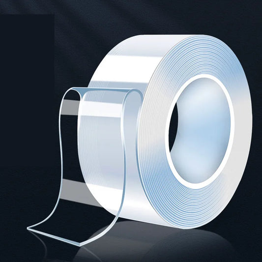 Rouleau de ruban adhésif transparent, finition brillante, idéal pour fixation discrète et résistante sur surfaces variées.